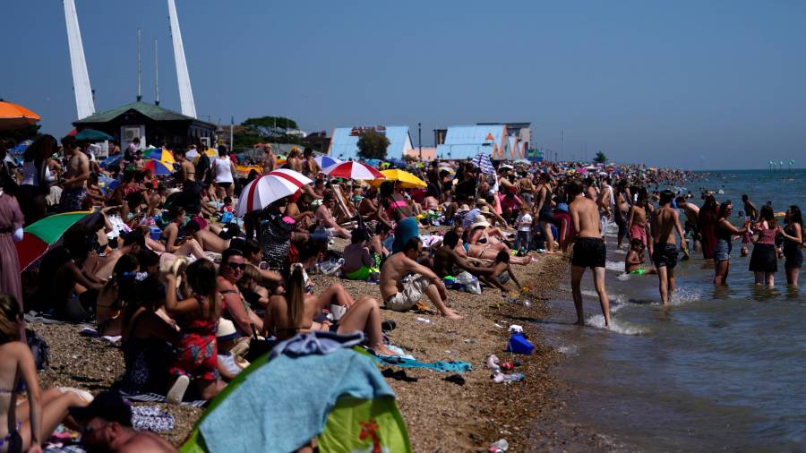 Una playa abarrotada en Southend. Los británicos ‘invaden’ sus playas al no poder viajar. FOTO: EFE