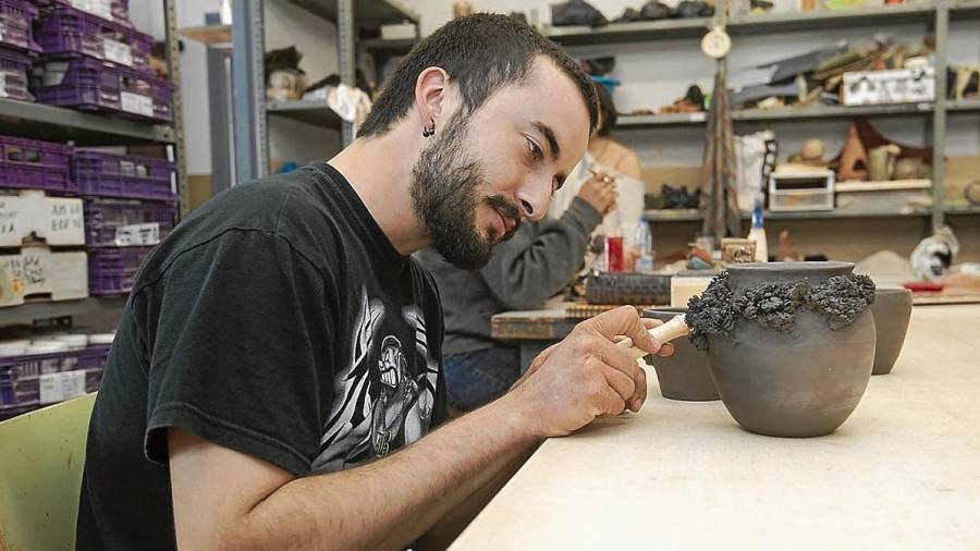 Imatge d’un dels alumnes de ceràmica de l’Escola d’Arts de Móra la Nova. FOTO: Joan Revillas
