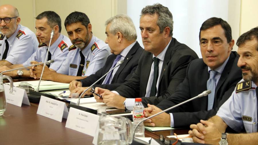 Pla mitjà del conseller d'Interior, el secretari general, el director general de la Policia i els màxims comandaments dels Mossos en la reunió del Comitè de Coordinació Antiterrorista