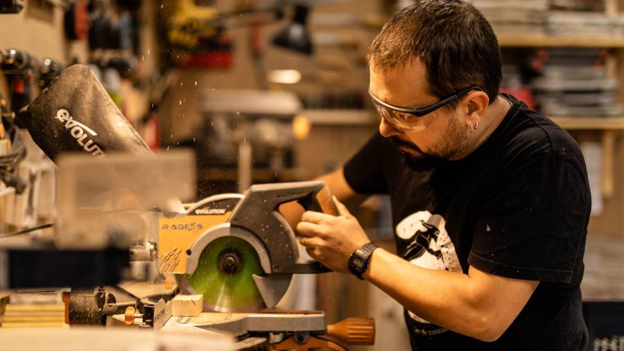 En Xavier Badia treballant en un dels encàrrecs pendents a La Gàrgola, el seu taller de Santa Coloma de Queralt. FOTO: STARTAP