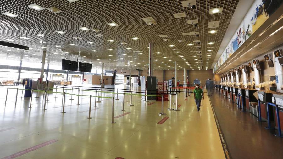 El Aeropuerto de Reus estaba vacío ayer por la tarde, momento del día en el que no hubo ningún vuelo. FOTO: PERE FERRÉ