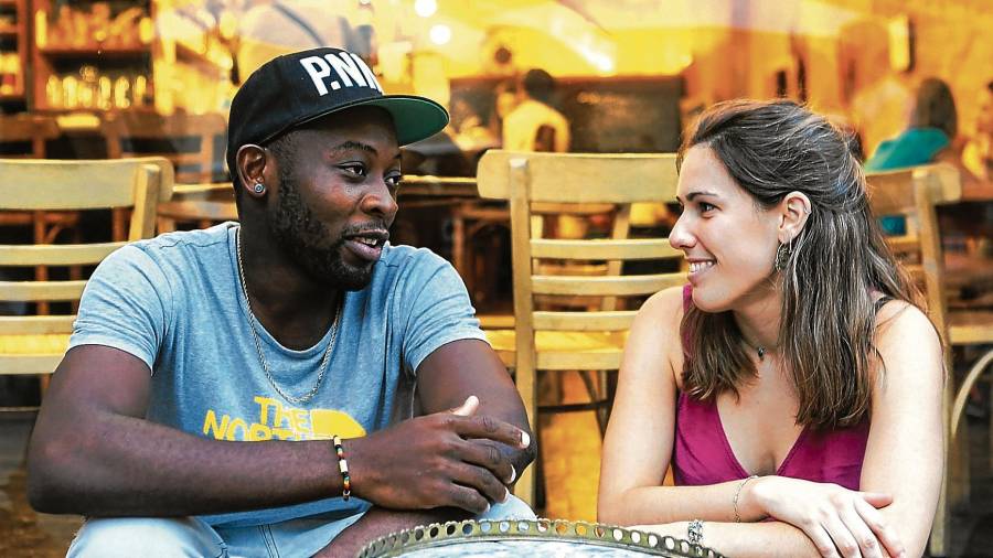 Stephane e Irene hablando en la terraza de un bar de Reus. Son amigos y pareja lingüística desde hace seis meses. Foto: Alba Mariné