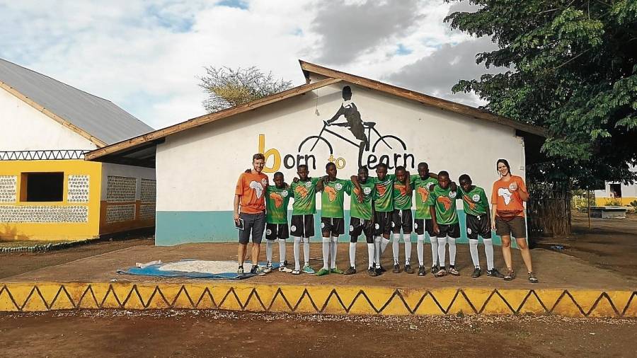 Jofre y Sandra con los niños de la escuela del Kilimanjaro. FOTO: CEDIDA