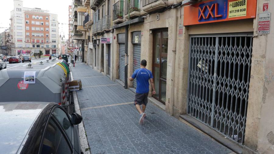 La imagen de persianas bajadas en la calle Unió de Tarragona se ha convertido en habitual. Foto: lluís milián