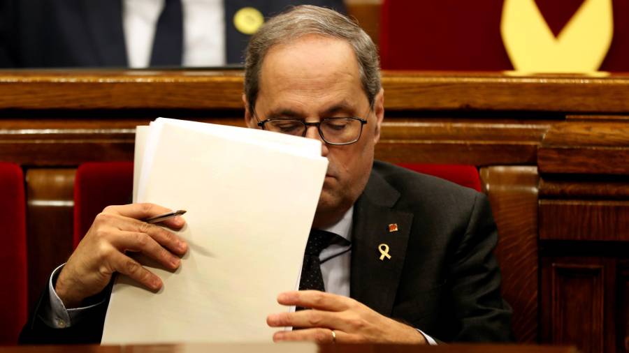 El presidente de la Generalitat, Quim Torra repasa unos papeles en la última sesión de control del año en el Parlament