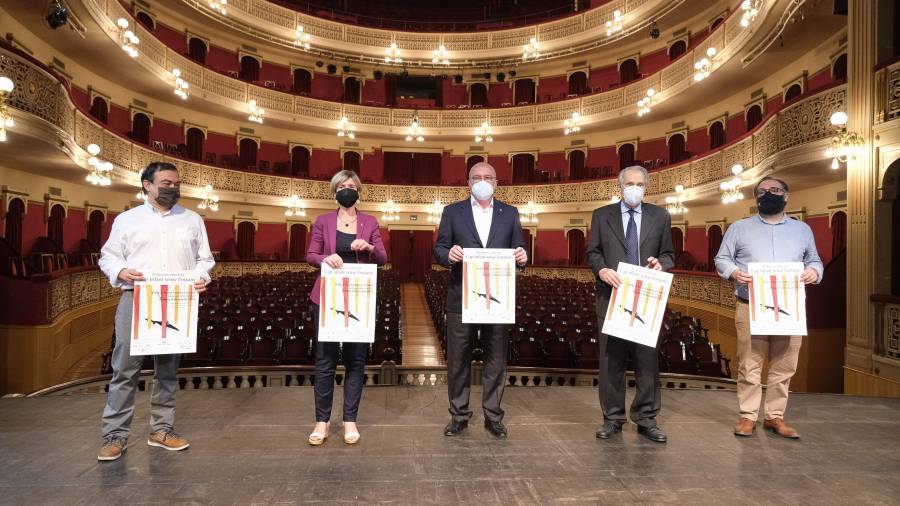 El Teatre Fortuny va acollir ahir la presentació de la iniciativa, a l’escenari. FOTO: FABIÁN ACIDRES.