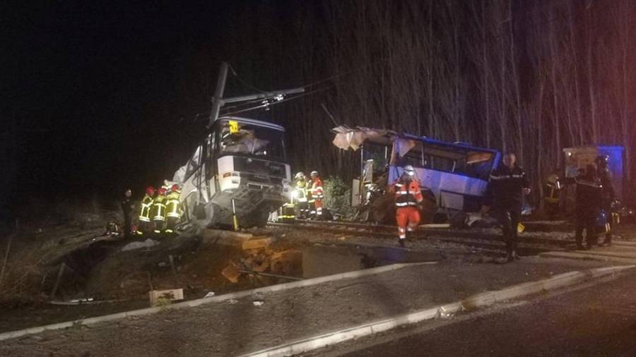 Imatge de l'autobús escolar que ha xocat contra un tren a Millars, a la Catalunya Nord, provocant almenys 4 morts i 24 ferits greus, el 14 de desembre del 2017. Foto: ACN