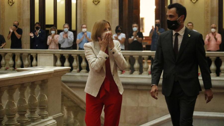 Carme Forcadell saluda diputats i treballadors del Parlament, amb el president Roger Torrent. foto: ACN