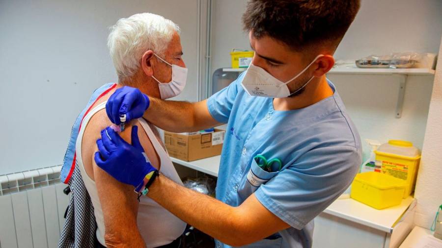 Ya son 21.314 personas las que han recibido tres dosis de la vacuna en Tarragona. EFE