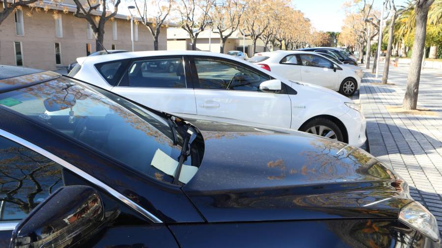Una multa de tráfico por un estacionamiento irregular en Salou. FOTO: Alba Mariné