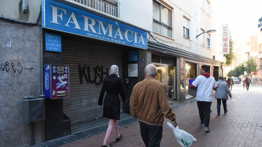 Imagen de este lunes de la farmacia de la calle del Vent con la persiana bajada. Foto: Alfredo González