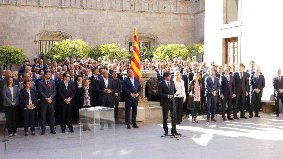 El Govern en ple, escoltant el president de la Generalitat, Carles Puigdemont, després de signar el manifest del compromís pel referèndum al Pati dels Tarongers del Palau de la Generalitat. Foto: ACN