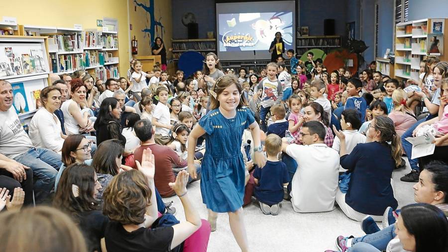 Els Súpers a la Biblioteca Pública de Tarragona, en un dels moments en què buscaven les pistes per la sala infantil.Foto: Alba Mariné