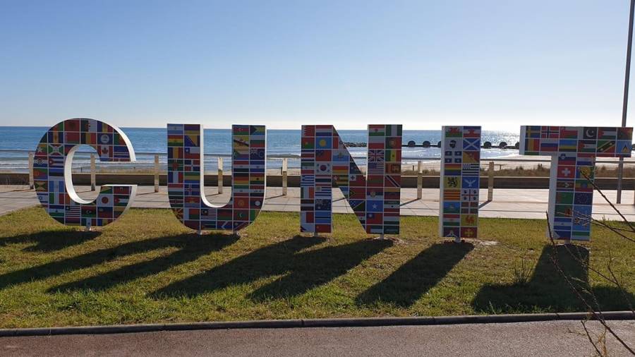 Las letras colocadas en el paseo marítimo. FOTO VOZ PENSANTE CUNIT
