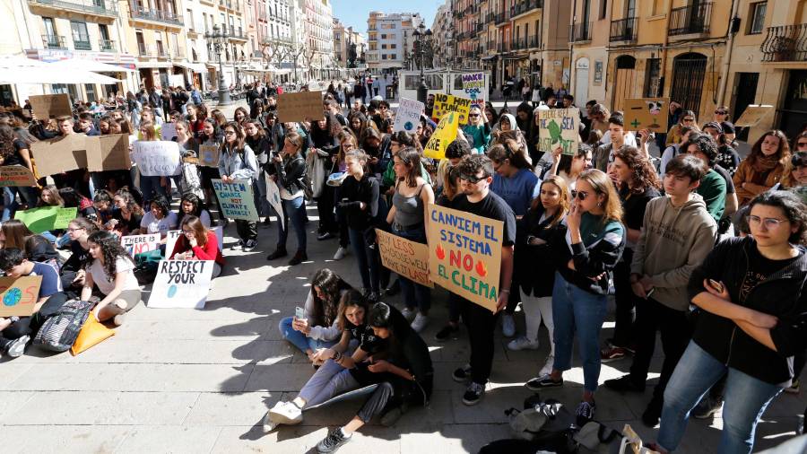 La mayoría de los jóvenes y adolescentes que acudieron ayer a la manifestación se enteraron de la convocatoria a través de las redes sociales. FOTO: Pere Ferré