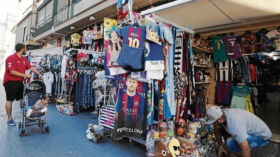 Entre los souvenirs, siempre hay camisetas de fútbol en primer plano. Foto: Pere Ferré