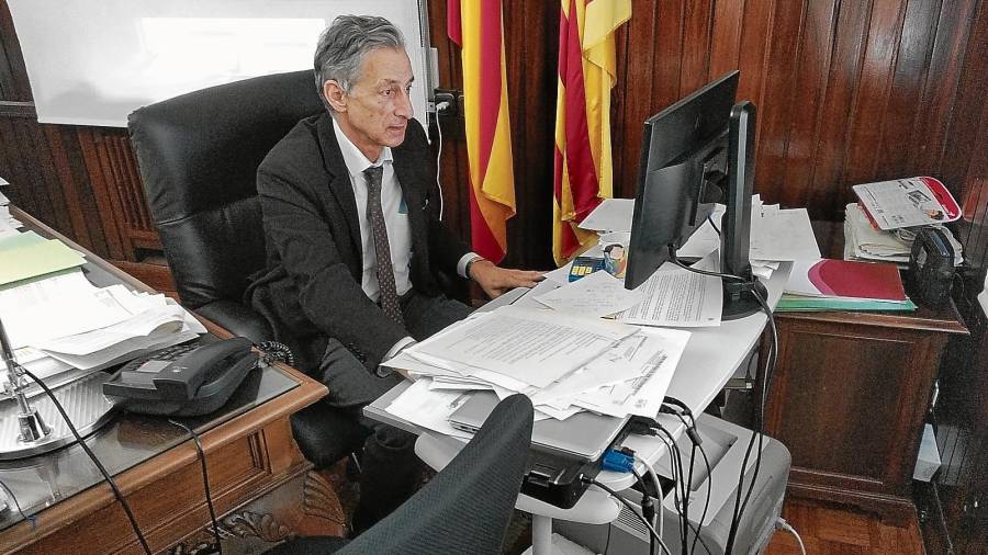 Xavier Jou, ayer en su despacho de fiscal jefe de la Audiencia Provincial de Tarragona. FOTO: ÀNGEL JUANPERE