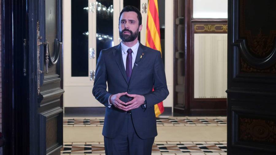 Imagen facilitada por el departamento de prensa del Parlamento de Catalunya, del presidente del Parlamento Roger Torrent, durante el mensaje institucional