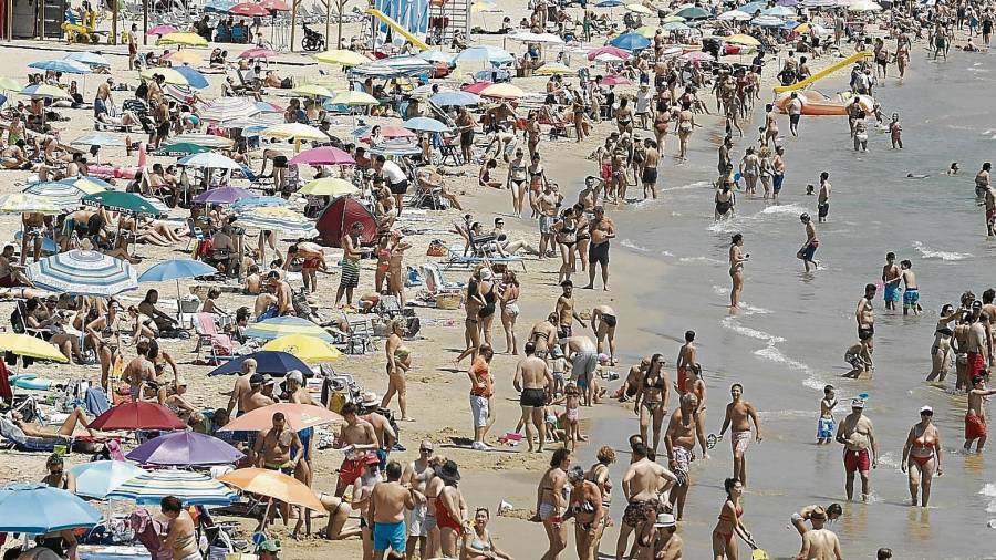Las playas constituyen el refugio más socorrido por los tarraconenses contra el calor. FOTO: DT