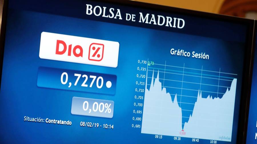 Panel informativo de la Bolsa de Madrid, que muestra la evolución de las acciones de DIA, que han caído un 3% tras anunciar unas pérdidas de 352,6 millones de euros en 2018. FOTO: EFE