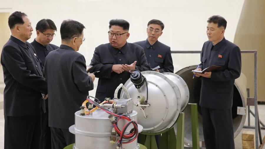 El dictador coreano junto a la bomba H. Sus colaboradores toman nota. ¿De qué? EFE