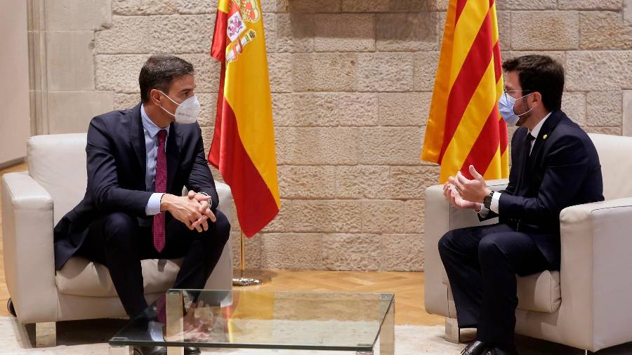 Sánchez y Aragonès, instantes antes de iniciar la reunión. Foto: EFE