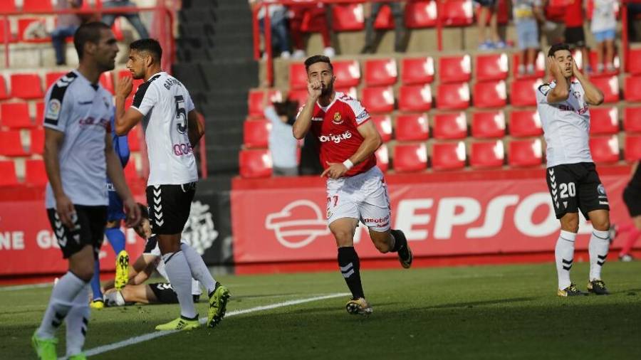 Omar celebrando su gol ante el Albacete. Foto: PERE FERRÉ