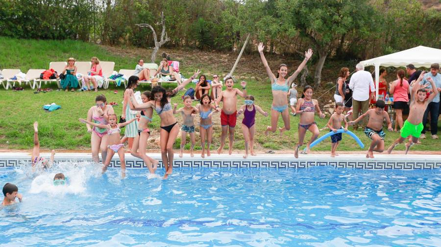Una de les tradicionals activitats del Mulla’t és el salt a la piscina a les 12 del migdia. Foto: Fabián Acidres