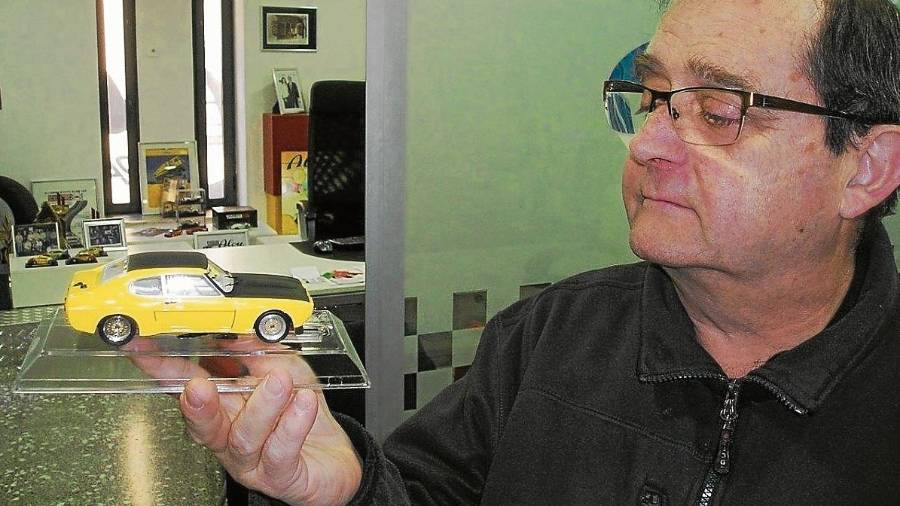 Josep Aloy mira uno de los cochecitos de slot.