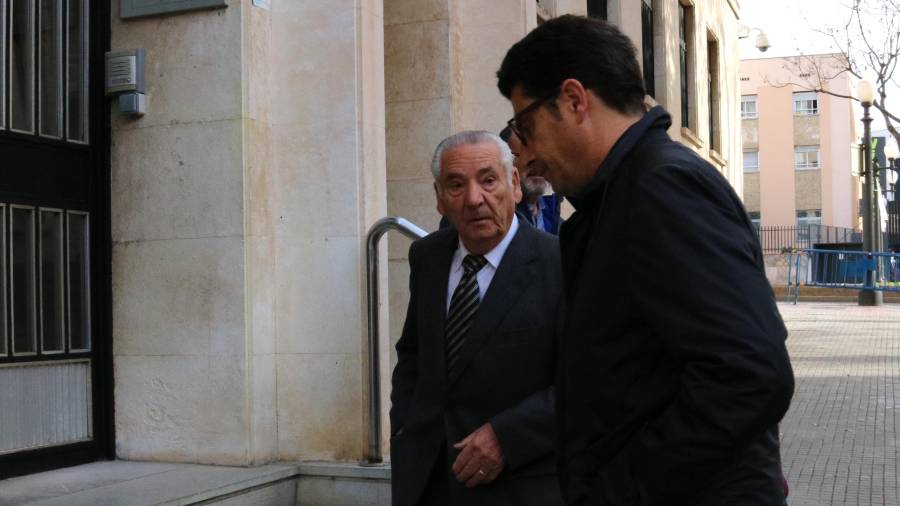 Miguel Uroz, amb 85 anys i encara regidor, ha entrat indignat als jutjats. FOTO: ACN