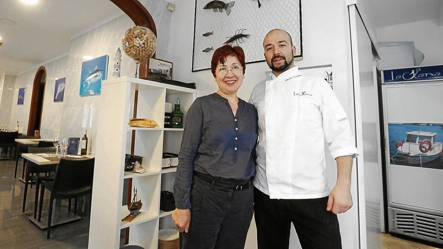 Óscar Lafuente con su madre, Isabel María Cardeñosa, posan en el restaurante de El Serrallo que llevan entre ambos. FOTO: Pere Ferré