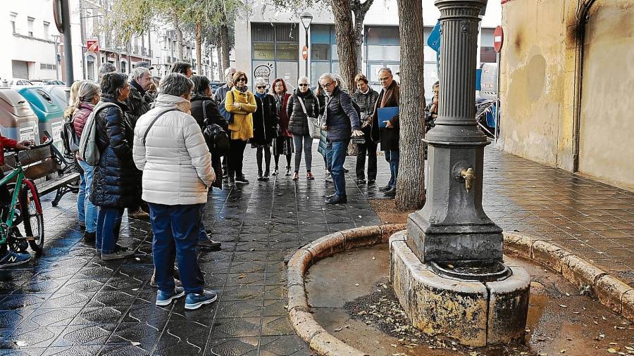 La fuente ubicada delante de la antigua Aduana era un punto de reunión para los vecinos del barrio. FOTO: Pere Ferré