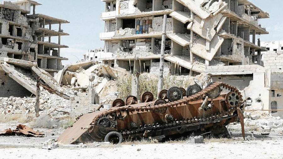 Un tanque volcado en el este de Guta, en las afueras de Damasco. FOTO: efe