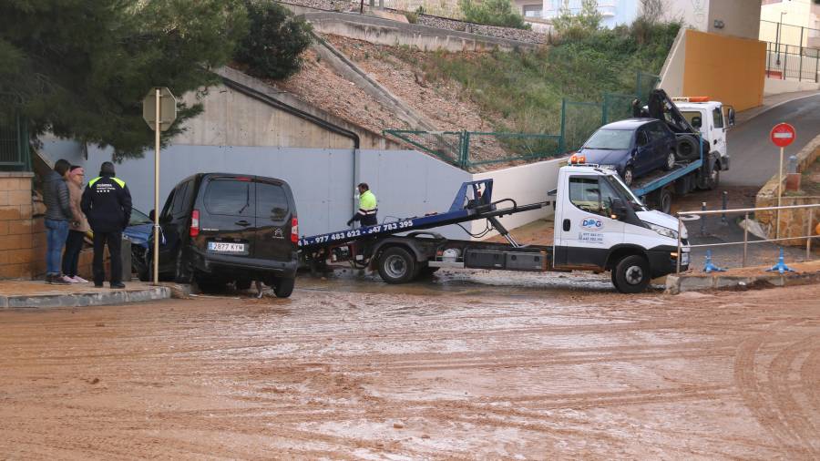 El agua se ha llevado 23 vehículos en L'Ampolla y los vecinos se rehacen del susto