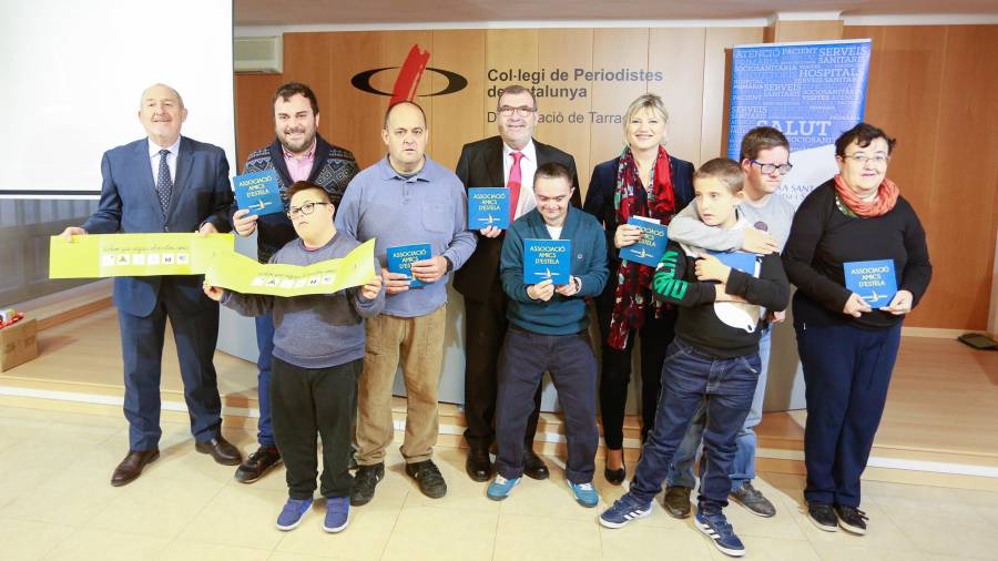 Algunos usuarios de la Fundació Estela con miembros de la nueva asociación de amigos. FOTO: FABIAN ACIDRES