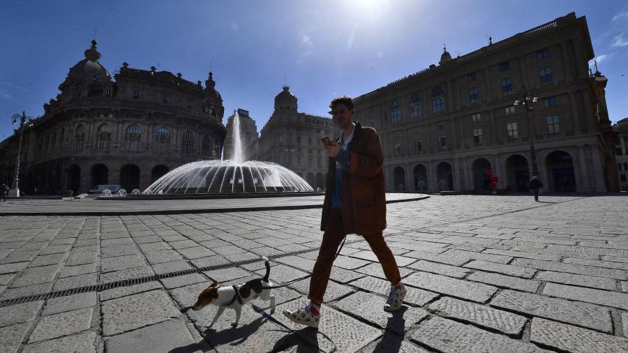 Imagen de un chico en Italia sacando a pasear a su perro por las calles desiertas debido al coronavirus. FOTO: CEDIDA