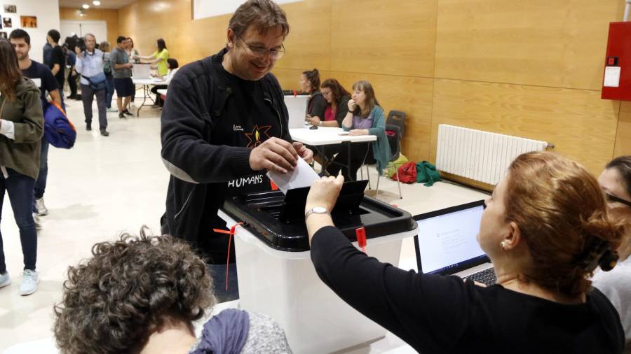 Pla mig d'un ciutadà votant a l'institut Martí i Franquès de Tarragona en el referèndum d'autodeterminació de Catalunya