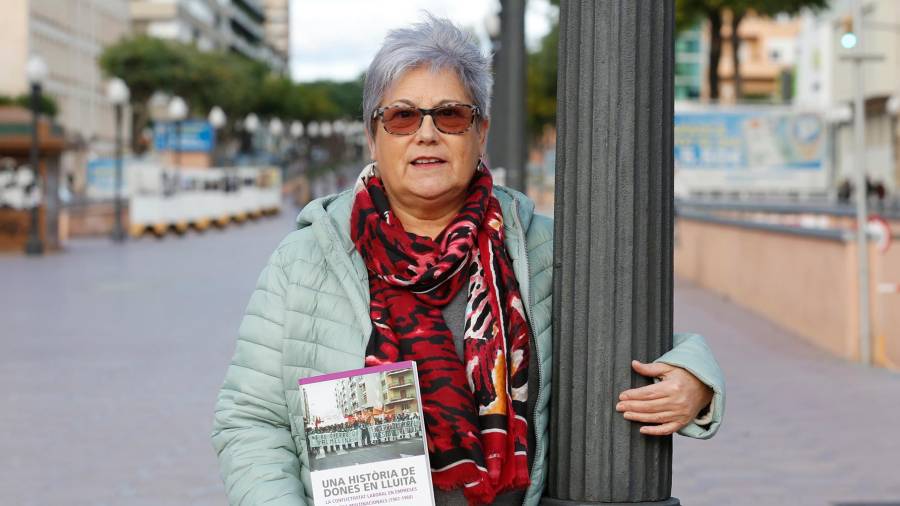 Ángeles de la Fuente, con su libro, recién publicado. Foto: Pere Ferré