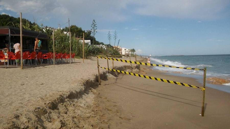 La playa está balizada para alertar del fuerte escalón.