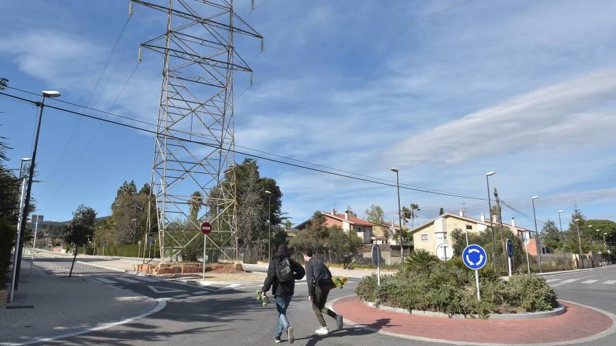 Las torres de alta tensión atraviesan la urbanización del Pinar, entre Reus y Castellvell. FOTO: A. González.