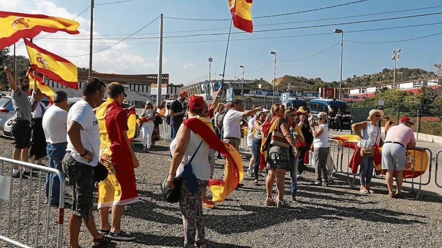 Un grupo de personas con banderas espa&ntilde;olas se concentr&oacute; para aplaudir la llegada del Rey Felipe VI. FOTO: pere ferr&eacute;
