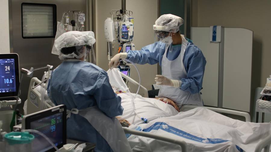 Sanitarios en la Unidad de Cuidados Intensivos del Hospital Verge de la Cinta de Tortosa, durante la pandemia. Foto: ICS Ebre