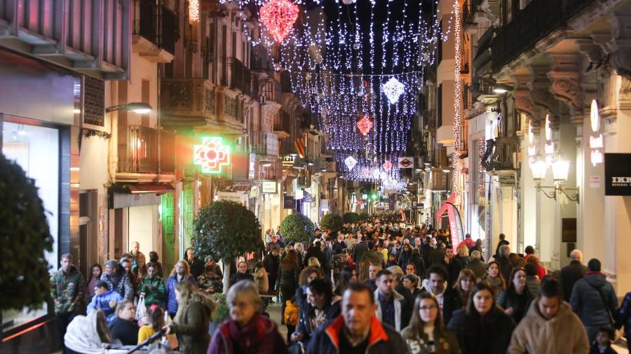 Imagen de la calle Llovera de la capital del Baix Camp, durante la campaña de Navidad de este año. FOTO: Alba Mariné