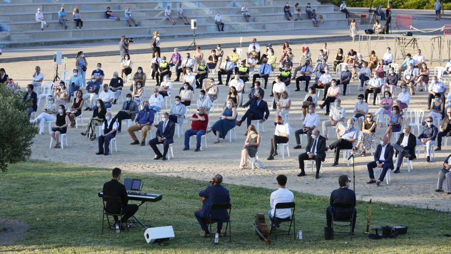 Un total de 200 invitados asistieron al acto en homenaje a las víctimas del coronaviurs en el Parc del Francolí. FOTO: PERE FERRÉMOSSÈN FORT, DEDICÓ UNAS PALABRAS DE AGRADECIMIENTO. FOTO: PERE FERRÉ