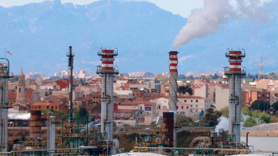 Chimeneas de la industria química en Tarragona, que se repone después de la explosión en Iqoxe. FOTO: NÚRIA TORRES/ACN