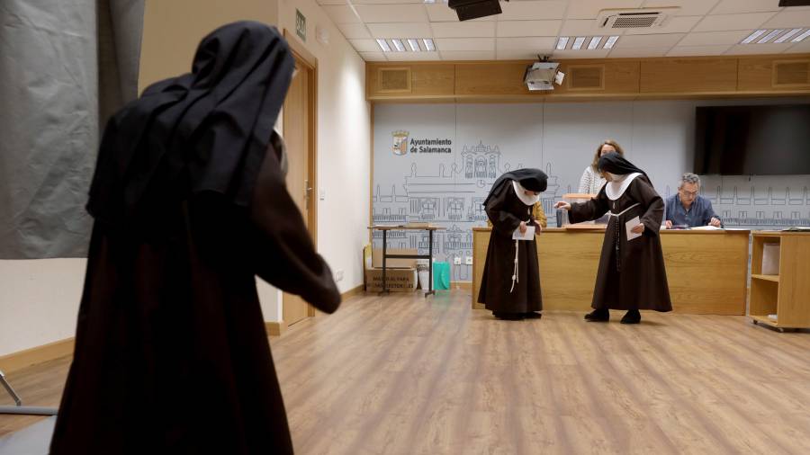 Unas monjas del convento de las clarisas ejercen su derecho al voto en las mesa electorales instaladas en el ayuntamiento de Salamanca, este domingo, día de las Elecciones Generales del 28-A. EFE/J.M.GARCÍA