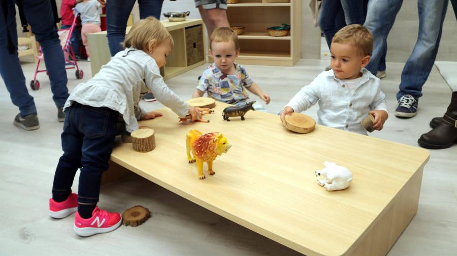Imatge d'arxiu de tres nadons que juguen en una taula de la nova llar d'infants l'Era d'Agramunt. FOTO: ACN