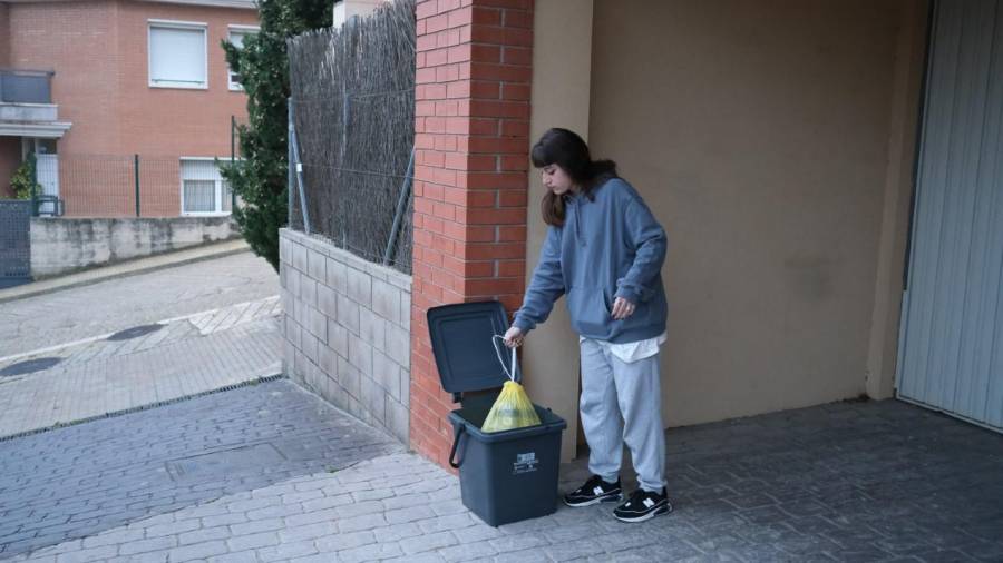 Una vecina de Maspujols deja la basura en la puerta de su casa. FOTO: FABIÁN ACIDRES
