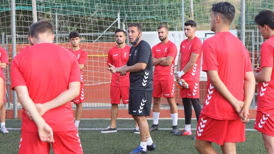 Jaon Pallarès da una charla en el entrenamiento a sus jugadores. FOTO: ALBA MARINÉ