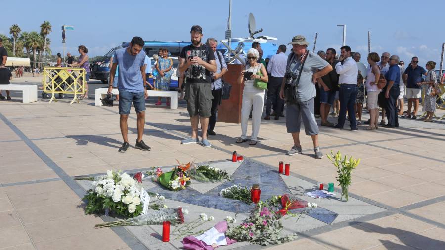 El Memorial per la Pau, situado frente al Club Nàutic de Cambrils, recuerda el atentado terrorista  que en la villa marinera costó la vida a una persona, y donde varias resultaron heridas. FOTO: ALBA MARINÉ